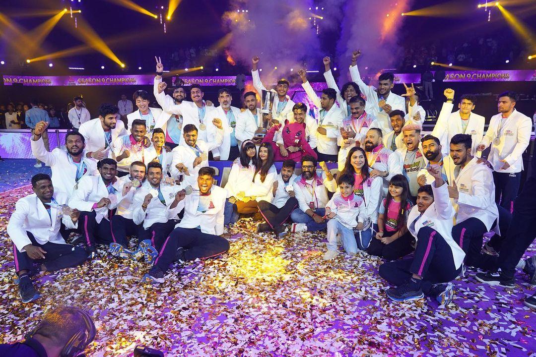 Abhishek Bachchan raises his fist up as he poses for the camera along with his winning team, Jaipur Pink Panthers. His wife, Aishwarya Rai Bachchan and daughter, Aaradhya too joined him for the group photos. 